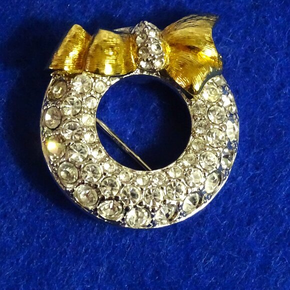 Authentic Signed Swarovski Crystal Christmas Wreath Pin Brooch - Picture 1 of 6